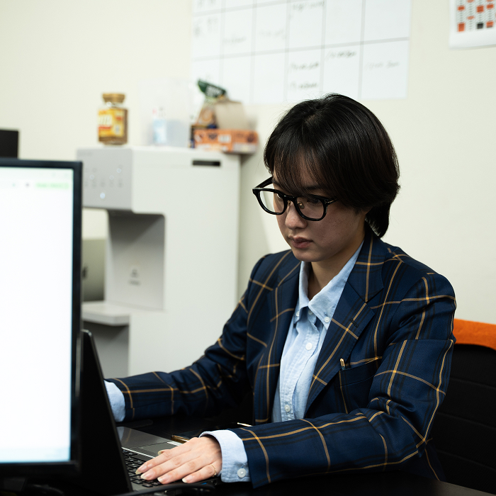 オフィスで作業する社員の様子